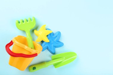 Mavi arka planda plastik plaj oyuncakları