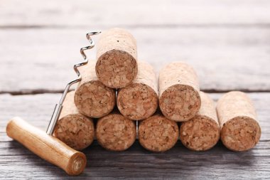 Tirbuşon gri ahşap tablo ile şarap mantarlar