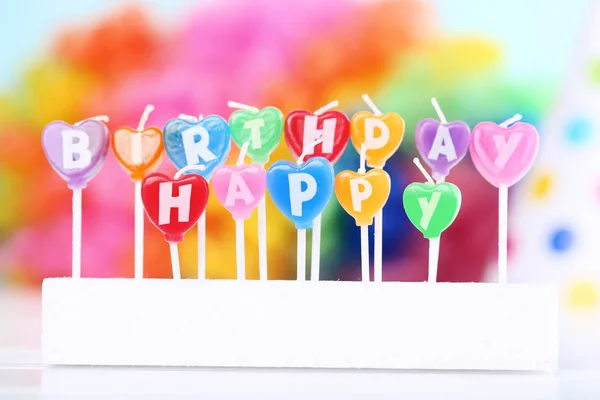 Candele di buon compleanno su sfondo colorato — Foto Stock