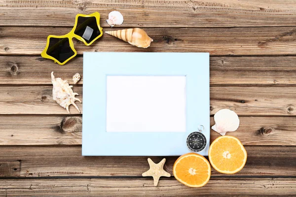 Wooden blank frame with seashells, sunglasses and orange fruit o — ストック写真