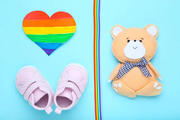 무지개 종이 하트 와 아기 신발과 부드러운 곰 장난감 에 블루 바 — 스톡 사진
