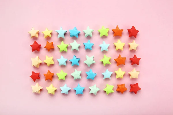 Πολύχρωμα αστέρια χαρτί σε ροζ φόντο — Φωτογραφία Αρχείου
