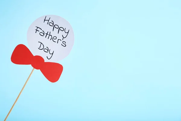 Texto Feliz Día de los Padres con pajarita roja sobre fondo azul — Foto de Stock
