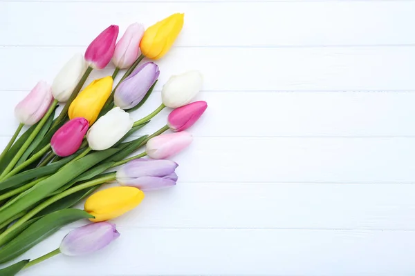Ramo de flores de tulipán sobre mesa de madera blanca —  Fotos de Stock