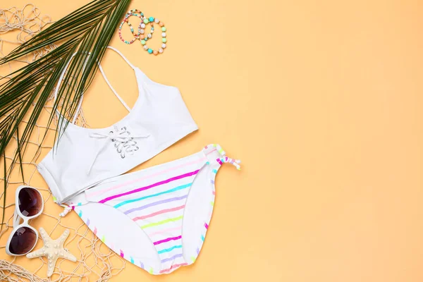 Costume da bagno di moda con foglia di palma, occhiali da sole e stelle marine sul beig — Foto Stock