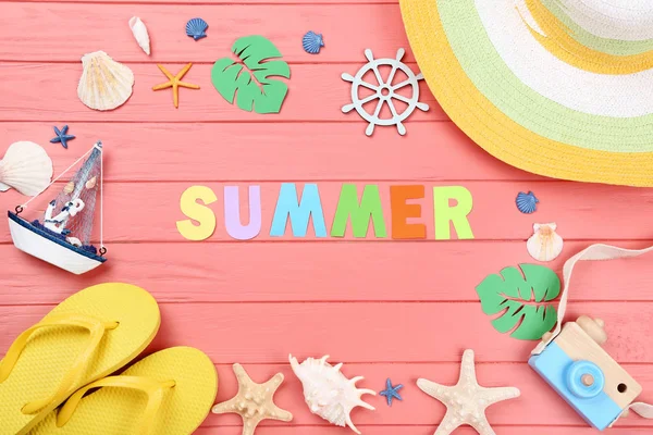 Wort Sommer mit Muscheln und Kleidung auf Holztisch — Stockfoto