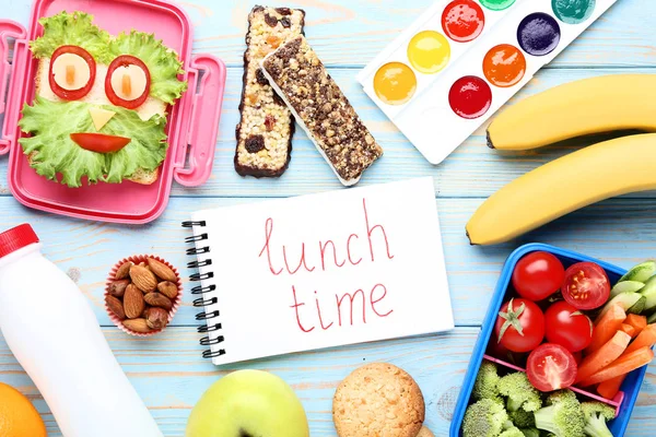 Almuerzo escolar con verduras y frutas en mesa de madera azul — Foto de Stock