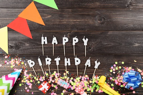 Candele di buon compleanno con decorazioni di partito su tavolo di legno — Foto Stock