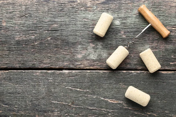 Weinkorken mit Korkenzieher auf grauem Holztisch — Stockfoto