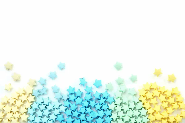 Estrellas de papel de colores sobre fondo blanco — Foto de Stock