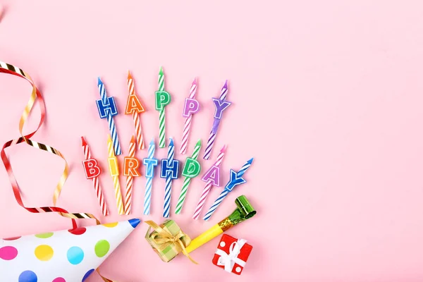 Candele di buon compleanno con tappo di carta, fischietto e nastri su pi greco — Foto Stock