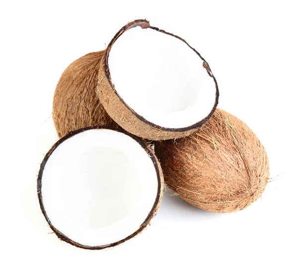 Спелые кокосы изолированы на белом фоне — стоковое фото