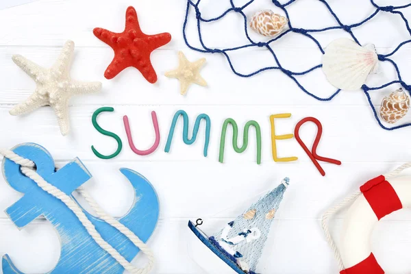 Palavra Verão com conchas, navio decorativo e âncora em branco — Fotografia de Stock