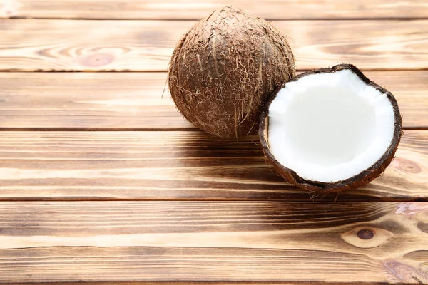 Rijpe kokosnoten op bruin houten tafel — Stockfoto