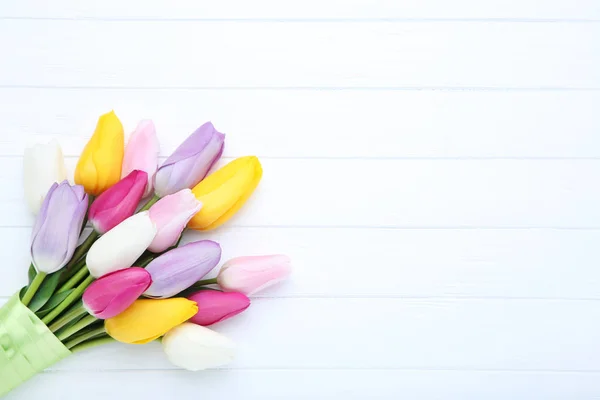 Ramo de flores de tulipán con cinta sobre mesa de madera blanca —  Fotos de Stock