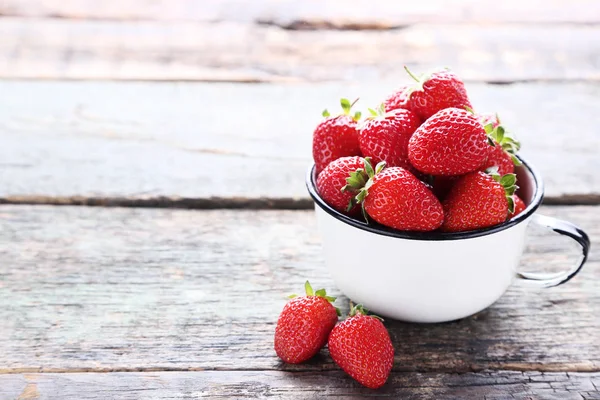 Fresas frescas en taza blanca sobre mesa de madera gris — Foto de Stock