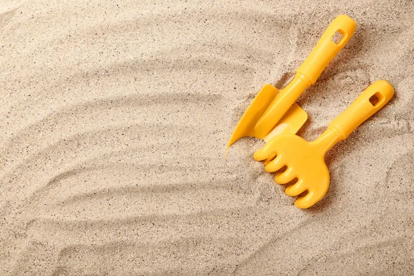Brinquedos de plástico na areia da praia — Fotografia de Stock