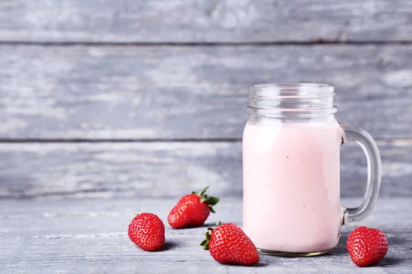 Smoothie em frasco de vidro com morangos em mesa de madeira cinza — Fotografia de Stock