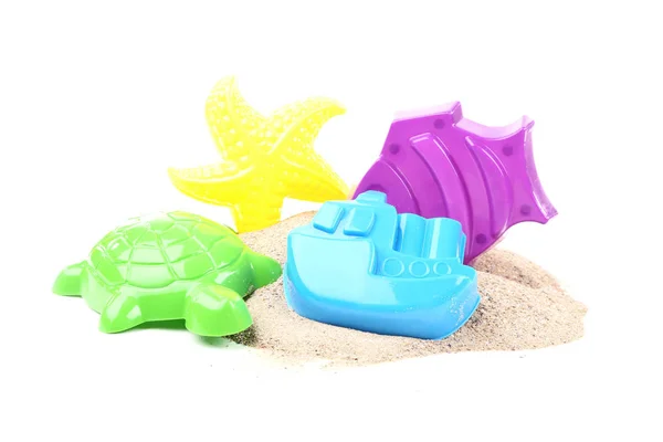 白い背景に隔離されたビーチ砂を持つプラスチックのおもちゃ — ストック写真