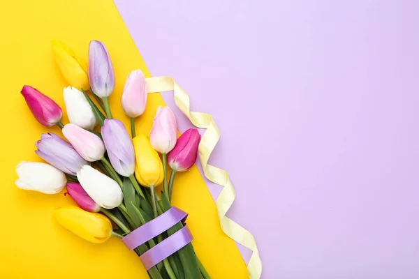 Strauß von Tulpenblumen auf buntem Hintergrund — Stockfoto