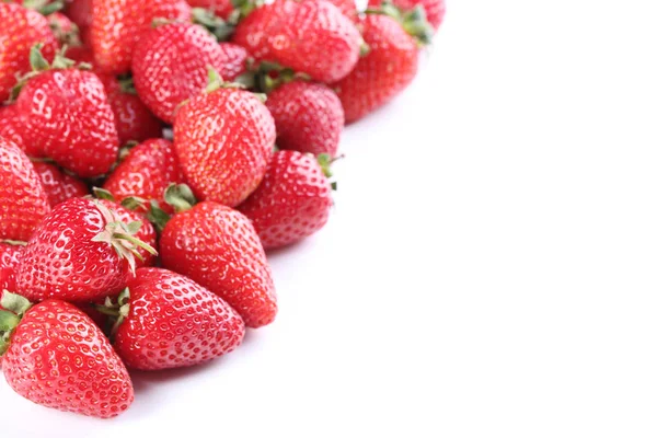 Fresas frescas sobre fondo blanco — Foto de Stock