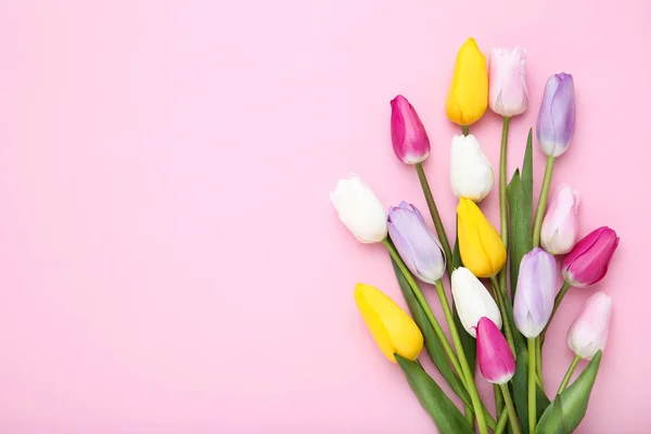 Ramo de flores de tulipán sobre fondo rosa — Foto de Stock