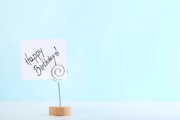 Papel com texto Feliz Aniversário em fundo azul — Fotografia de Stock
