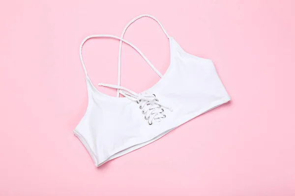 Mode soutien-gorge blanc sur fond rose — Photo