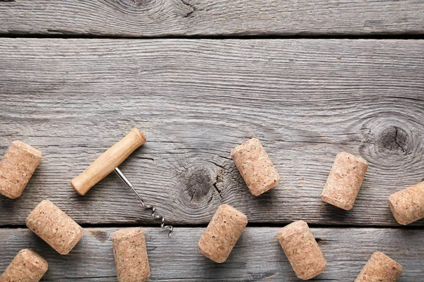 Weinkorken mit Korkenzieher auf grauem Holztisch — Stockfoto