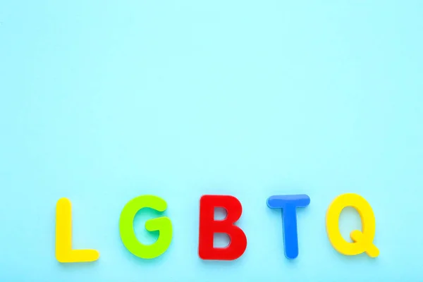 Аббревиатура ЛГБТ на синем фоне — стоковое фото
