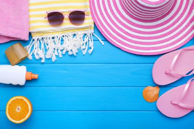 B üzerinde deniz kabukları, güneş kremi ve portakal meyve ile Moda giyim