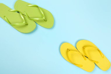 Mavi arka planda parmak arası terlik çifti