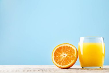 Mavi arka planda portakal suyu.