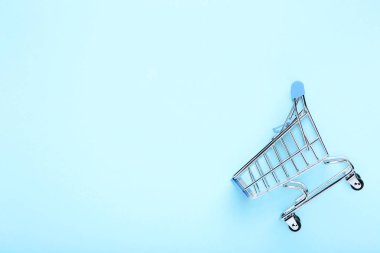 Mavi arka planda küçük alışveriş sepeti