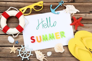 Deniz kabukları, can simidi ve parmak arası terliklerle dolu bir yaz günü.