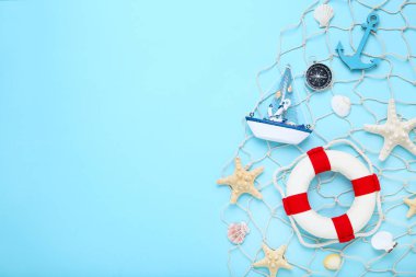 Mavi arka plan üzerinde lifebuoy ve dekoratif gemi ile Deniz Kabukları