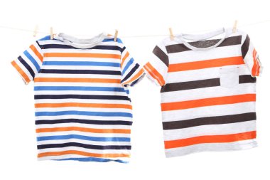 Beyaz arka planda asılı bebek kıyafetleri