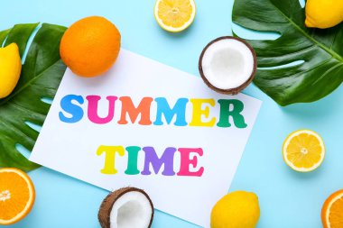 Blu üzerinde farklı meyve ve monstera yapraklar ile Metin Yaz Saati