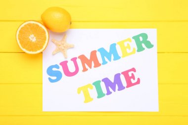 Söz Yaz Saati, denizyıldızı ve turuncu meyvelerle sarı ağaçlık alanda