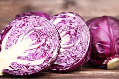 Kahverengi ahşap masa üzerinde taze kırmızı lahana