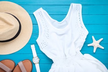 Mavi ahşap masa üzerinde denizyıldızları ile Moda giyim