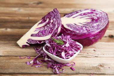 Kahverengi ahşap masada kase taze kırmızı lahana