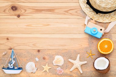 Kahverengi ahşap t üzerinde şapka, meyve ve ahşap gemi oyuncak ile Seashells