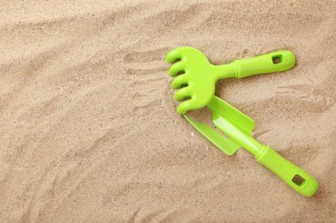 Plaj kumüzerinde plastik oyuncaklar