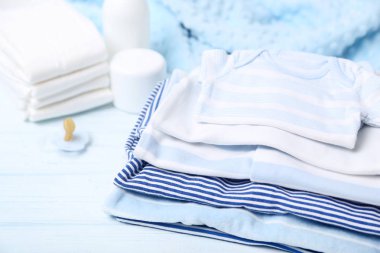 Bebek malzemeleri ile farklı katlanmış giysiler