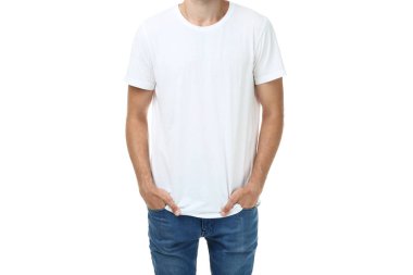 Genç adam beyaz arka planda izole edilmiş