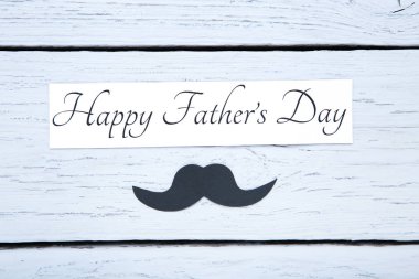 Ahşap masa üzerinde siyah bıyık ile Metin Mutlu Babalar Günü