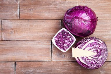 Kahverengi ahşap masa üzerinde taze kırmızı lahana