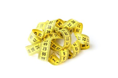 Sarı mezura beyaz arkaplanda izole edildi