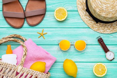 Ahşap masada limon meyve ve güneş kremi ile Moda giyim